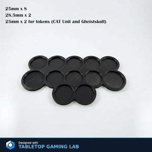Puede incluir: Base de juego de mesa de pl&aacute;stico negro con 12 ranuras circulares. El texto de la imagen dice: 25 mm x 8, 28,5 mm x 2, 25 mm x 2 para fichas (CAT Unit y Gheistskull). Dise&ntilde;ado con TABLETOP GAMING LAB.