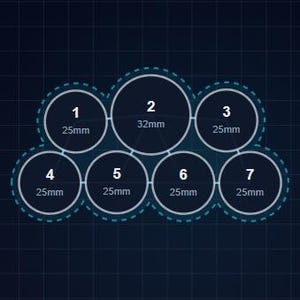 Puede incluir: Diagrama de siete c&iacute;rculos interconectados sobre un fondo de cuadr&iacute;cula azul oscuro. Los c&iacute;rculos est&aacute;n numerados del 1 al 7, con medidas en mil&iacute;metros. El c&iacute;rculo 2 mide 32 mm, y los dem&aacute;s 25 mm. Una l&iacute;nea punteada rodea los c&iacute;rculos.