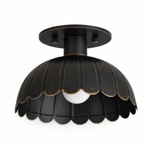 Lámpara de techo de diseño, luminaria negra con bordes festoneados, detalles en latón antiguo, iluminación de montaje empotrado de lujo.