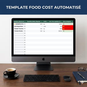 Peut inclure: Un écran d'ordinateur affiche une feuille de calcul intitulée "TEMPLATE FOOD COST AUTOMATISÉ" avec des données sur les coûts alimentaires. Un clavier noir, une souris, une tasse de café, un carnet et des lunettes sont sur un bureau en bois.