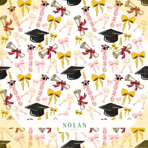 Op de afbeelding: Een herhalend patroon met afstudeerpetten, diploma's, champagneglazen en strikken in geel, roze en rood. Het jaar "2026" is ook in het ontwerp opgenomen. De achtergrond is lichtgeel.