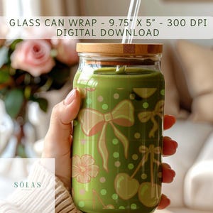 Puede incluir: Un envoltorio de lata de vidrio con tapa de bambú, lleno de una bebida verde. El envoltorio presenta un diseño de lazos, cerezas y flores en colores melocotón y crema sobre un fondo verde. El texto "GLASS CAN WRAP - 24.77cm X 12.7cm - 300 DPI DIGITAL DOWNLOAD" es visible.