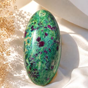 Grande lingam di Shiva in rubino in fucsite / Decorazione per altare con cristalli reattivi ai raggi UV