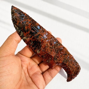 Cuchillo de obsidiana de caoba de 15 cm tallado a mano, hoja en punta de flecha, cuchillo de piedra primitivo, daga de obsidiana, regalo de decoración tribal