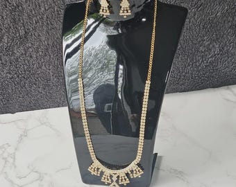 Conjunto de collar y pendientes de diamantes de imitación en tono dorado vintage, joyería llamativa para bodas indias, joyería glamurosa de los años 2000.