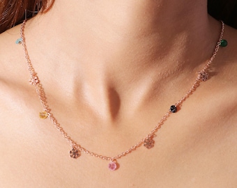 Gargantilla de copo de nieve en oro rosa, collar con estación de circonitas cúbicas multicolor, delicada cadena de cristal arcoíris, regalo de joyería minimalista para el invierno.
