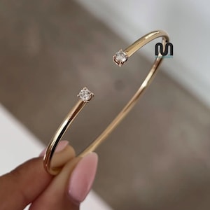 4 MM Rundskuren Öppen Manschett Armband 14K Solid Gold Moissanite Öppen Manschett Armband Två Sten Öppen Klo Diamant Armband Dam Stapelbart Armband
