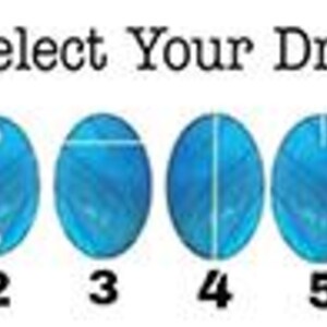 Pu&ograve; includere: Immagine che mostra sei gemme blu a forma ovale con diversi modelli di foratura. Il testo "Select Your Drill" &egrave; in alto. Ogni gemma &egrave; numerata da 1 a 6, con variazioni tra cui un singolo foro, due fori e linee.