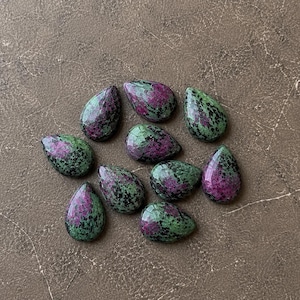 Linda pedra preciosa zoisita rosa rubi em formato de pera, com acabamento polido liso, disponível para venda por atacado em tamanhos de 6x8 a 20x30 mm. Todos os tamanhos disponíveis.