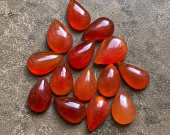 Cabochon di corniola arancione di alta qualità, a forma di pera, con lucidatura liscia, calibrato, disponibile all'ingrosso. Dimensioni disponibili: 6x8 - 20x30 mm. Tutte le misure sono disponibili.