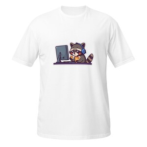 Peut inclure: Un t-shirt blanc à manches courtes avec une illustration de raton laveur portant un casque bleu, assis devant un écran d'ordinateur et tenant une part de pizza. Le raton laveur a une queue rayée et est installé à un bureau informatique.