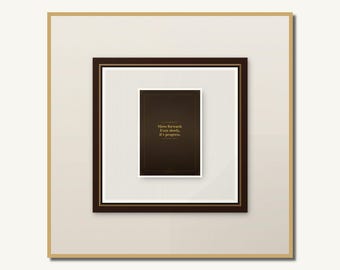 Può includere: Un'opera d'arte da parete quadrata con una stampa rettangolare marrone scuro e il testo dorato "Move forward. Even slowly, it's progress.". La stampa è centrata in un passe-partout bianco, racchiusa da una cornice marrone scuro e bordo dorato.