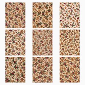Puede incluir: Una tela con un patr&oacute;n repetitivo de hombres de jengibre, galletas en forma de estrella y coraz&oacute;n, ramas de canela, ramas de pino y bayas rojas sobre un fondo beige claro. El dise&ntilde;o muestra varios productos horneados de tem&aacute;tica navide&ntilde;a.