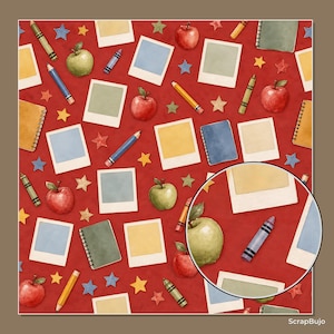 Op de afbeelding: Een rood achtergrondpatroon met illustraties van rode en groene appels, gele en blauwe potloden, kleurpotloden, spiraalblokken en kleine sterren. Het ontwerp bevat meerdere lege vierkante fotolijstjes en de tekst ScrapBujo.