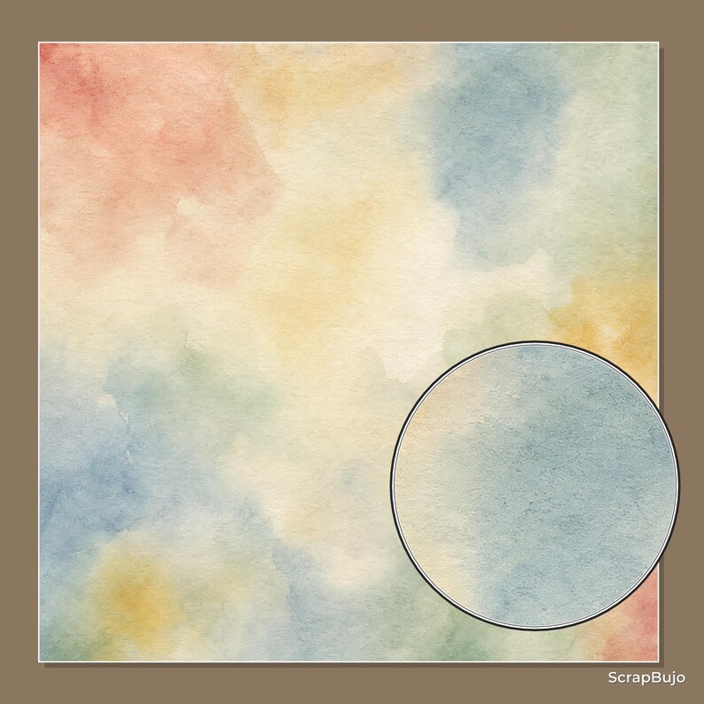 Op de afbeelding: Een vierkant vel papier met een zachte aquarelwas in gemengde tinten perzik, lichtgeel, gedempt blauw en lichtgroen. Een cirkelvormig inzetstuk aan de rechterkant biedt een vergroot beeld van de blauwe papiertextuur. De tekst luidt ScrapBujo.