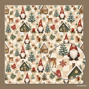 Puede incluir: Un patr&oacute;n repetitivo sobre un fondo de cuadros beige claro con ilustraciones de gnomos con gorros rojos, caba&ntilde;as nevadas, ciervos, pinos, manoplas rojas y verdes, velas, copos de nieve y estrellas, con un detalle circular ampliado.