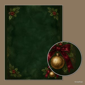 Op de afbeelding: Een rechthoekige donkergroene achtergrond met een aquareltextuur, voorzien van illustraties van hulst en dennentakken in de hoeken. Een cirkelvormige inzet toont een gedetailleerde gouden kerstbal hangend aan een donkerrood lint met dennennaalden.
