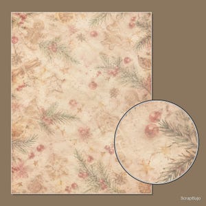 Puede incluir: Una hoja de papel rectangular con un fondo beige de estilo vintage y un patr&oacute;n repetitivo de ramas de pino verdes, bayas rojas, figuras de pan de jengibre, formas de estrellas y rodajas de naranja seca. Un recuadro circular muestra una vista ampliada.