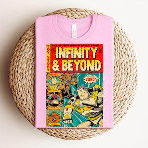 Puede incluir: Una camiseta rosa claro con un estampado gr&aacute;fico dise&ntilde;ado como una portada de c&oacute;mic vintage. El texto dice "Toy Story", "Infinity & Beyond", "Starring", "Buzz Lightyear", "Emperor Zurg", "Zurgbot" y "Not Today Zurg!" con ilustraciones de personajes.