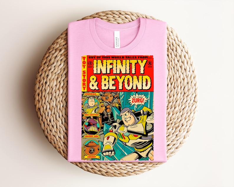 Puede incluir: Una camiseta rosa claro con un estampado gr&aacute;fico dise&ntilde;ado como una portada de c&oacute;mic vintage. El texto dice "Toy Story", "Infinity & Beyond", "Starring", "Buzz Lightyear", "Emperor Zurg", "Zurgbot" y "Not Today Zurg!" con ilustraciones de personajes.