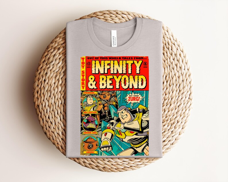 Puede incluir: Una camiseta gris claro con un estampado gr&aacute;fico colorido dise&ntilde;ado como una portada de c&oacute;mic vintage. El texto dice Toy Story Infinity & Beyond, con ilustraciones de Buzz Lightyear, Emperor Zurg y un Zurgbot en marcos circulares.