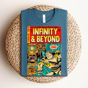 Puede incluir: Una camiseta azul con un estampado gr&aacute;fico dise&ntilde;ado como una portada de c&oacute;mic vintage. El texto dice "Toy Story", "Infinity & Beyond", "Not Today Zurg", "Buzz Lightyear", "Emperor Zurg" y "Zurgbot" con ilustraciones de los personajes.