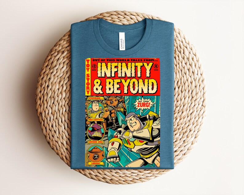 Puede incluir: Una camiseta azul con un estampado gr&aacute;fico dise&ntilde;ado como una portada de c&oacute;mic vintage. El texto dice "Toy Story", "Infinity & Beyond", "Not Today Zurg", "Buzz Lightyear", "Emperor Zurg" y "Zurgbot" con ilustraciones de los personajes.