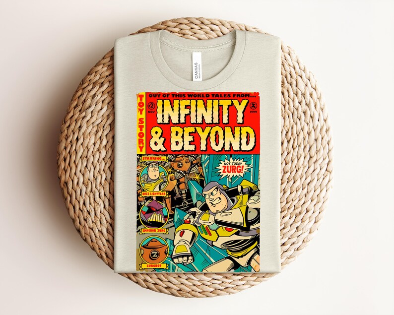 Puede incluir: Una camiseta de color beige claro con un gr&aacute;fico colorido de estilo c&oacute;mic en la parte delantera. El gr&aacute;fico muestra el texto "Toy Story" e "Infinity & Beyond" con ilustraciones de Buzz Lightyear, el Emperador Zurg y un Zurgbot.