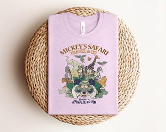 Camiseta Mickey Safari, Camiseta Disney Animal Kingdom, Viaje a Disney 2026, Vacaciones en familia, Gráfico retro de Mickey y sus amigos, Camiseta azul polvoriento Prism
