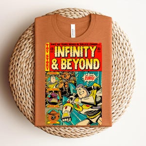 Puede incluir: Una camiseta de manga corta color naranja quemado con un estampado gr&aacute;fico de una portada de c&oacute;mic vintage titulada Infinity & Beyond. El dise&ntilde;o incluye ilustraciones de Buzz Lightyear, Emperor Zurg y el texto Toy Story y Not Today Zurg.