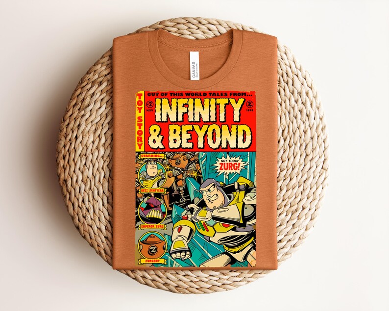 Puede incluir: Una camiseta de manga corta color naranja quemado con un estampado gr&aacute;fico de una portada de c&oacute;mic vintage titulada Infinity & Beyond. El dise&ntilde;o incluye ilustraciones de Buzz Lightyear, Emperor Zurg y el texto Toy Story y Not Today Zurg.
