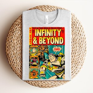 Puede incluir: Una camiseta gris claro de cuello redondo con un gr&aacute;fico de c&oacute;mic a todo color titulado Infinity & Beyond. El dise&ntilde;o incluye ilustraciones de los personajes Buzz Lightyear, Emperor Zurg y Zurgbot con el texto Toy Story y Not Today Zurg.
