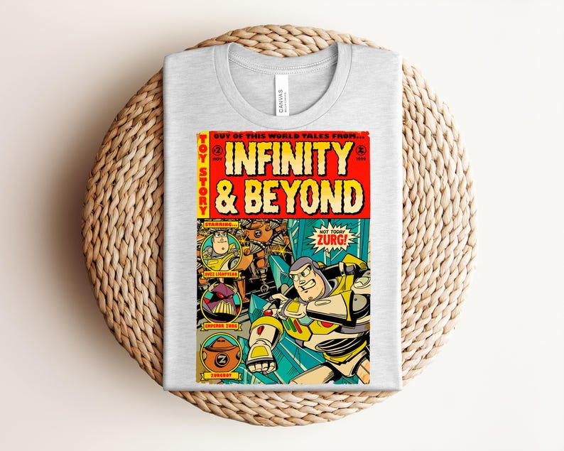 Puede incluir: Una camiseta gris claro de cuello redondo con un gr&aacute;fico de c&oacute;mic a todo color titulado Infinity & Beyond. El dise&ntilde;o incluye ilustraciones de los personajes Buzz Lightyear, Emperor Zurg y Zurgbot con el texto Toy Story y Not Today Zurg.