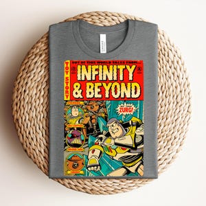 Puede incluir: Una camiseta gris jaspeado con un estampado gr&aacute;fico de una portada de c&oacute;mic de estilo vintage titulada Infinity & Beyond. El dise&ntilde;o incluye ilustraciones de Buzz Lightyear, Emperor Zurg y Zurgbot, con el texto Toy Story y Not Today Zurg.