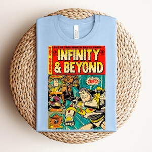 Puede incluir: Una camiseta azul claro con un estampado gr&aacute;fico dise&ntilde;ado como una portada de c&oacute;mic vintage. El texto dice "Toy Story", "Out of this world tales from...", "Infinity & Beyond", "Starring...", "Buzz Lightyear", "Emperor Zurg", "Zurgbot" y "Not today Zurg!".