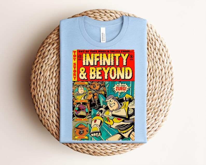 Puede incluir: Una camiseta azul claro con un estampado gr&aacute;fico dise&ntilde;ado como una portada de c&oacute;mic vintage. El texto dice "Toy Story", "Out of this world tales from...", "Infinity & Beyond", "Starring...", "Buzz Lightyear", "Emperor Zurg", "Zurgbot" y "Not today Zurg!".