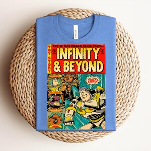 Puede incluir: Una camiseta azul claro con un gr&aacute;fico de portada de c&oacute;mic vintage titulado Infinity & Beyond. El estampado muestra a los personajes Buzz Lightyear, el Emperador Zurg y Zurgbot con texto amarillo en negrita, detalles en rojo y el logo de Toy Story.
