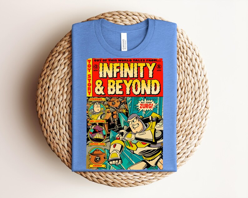 Puede incluir: Una camiseta azul claro con un gr&aacute;fico de portada de c&oacute;mic vintage titulado Infinity & Beyond. El estampado muestra a los personajes Buzz Lightyear, el Emperador Zurg y Zurgbot con texto amarillo en negrita, detalles en rojo y el logo de Toy Story.
