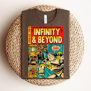 Puede incluir: Una camiseta marr&oacute;n con un estampado gr&aacute;fico de una portada de c&oacute;mic vintage titulada Infinity & Beyond. El dise&ntilde;o incluye ilustraciones de los personajes Buzz Lightyear, Emperador Zurg y Zurgbot con el texto Not Today Zurg! y Toy Story.