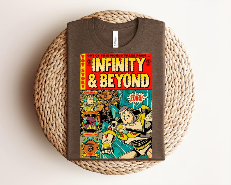 Puede incluir: Una camiseta marr&oacute;n con un estampado gr&aacute;fico de una portada de c&oacute;mic vintage titulada Infinity & Beyond. El dise&ntilde;o incluye ilustraciones de los personajes Buzz Lightyear, Emperador Zurg y Zurgbot con el texto Not Today Zurg! y Toy Story.