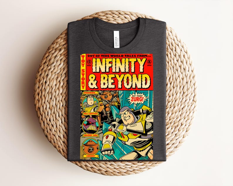 Puede incluir: Una camiseta gris oscuro de cuello redondo con un estampado gr&aacute;fico estilo c&oacute;mic. El dise&ntilde;o muestra el texto Infinity & Beyond, Toy Story y Not Today Zurg, con ilustraciones de Buzz Lightyear, Emperor Zurg y un personaje Zurgbot.