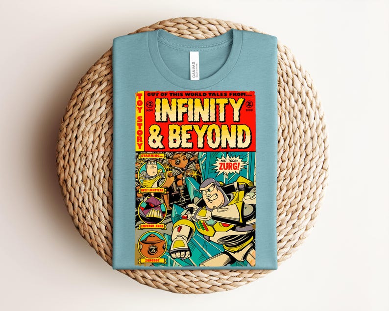 Puede incluir: Una camiseta azul claro con un estampado gr&aacute;fico de una portada de c&oacute;mic de estilo vintage titulada Infinity & Beyond. El dise&ntilde;o incluye ilustraciones de Buzz Lightyear, Emperor Zurg y Zurgbot, con el texto Not Today Zurg! en un globo.