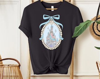 Camiseta vintage Disney Castle Coquette, camiseta gráfica Magical Kingdom rosa pastel, top retro con lazo del Castillo de Cenicienta, regalo para viaje a Disney 2026