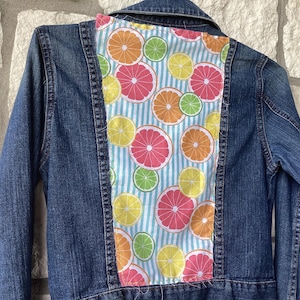 Jeansjacka med citrusfruktspaneler och lappar (medium).