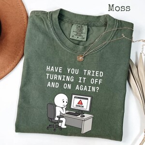 Har du provat att stänga av och på den? Komfortfärger T-shirt, IT-support humor T-shirt, teknikgåva för programmerare, helpdesk, nördkontorsskämt
