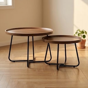Handgemaakte set bijzettafels die in elkaar passen | Moderne ronde bijzettafels met dienblad | Minimalistische bijzettafels van hout en metaal | Elegante woondecoratie