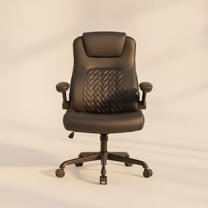 Peut inclure: Une chaise de bureau noire avec un dossier haut doté d'un panneau central à motif chevrons piqué. La chaise comprend deux accoudoirs réglables, une assise rembourrée et une base à cinq branches équipée de roulettes pour la mobilité.