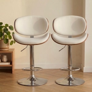 Könnte beinhalten: Zwei weiße und braune Barhocker mit modernem Design. Die Hocker haben eine geschwungene Rückenlehne und Sitzfläche, mit einem verchromten Gestell und einer Fußstütze. Die Sitze sind weiß, und die Kanten von Rückenlehne und Sitzfläche sind braun.