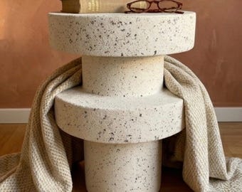 Rzeźbiarski stolik boczny | Stolik końcowy w kształcie totemu 52 cm 20,5 cala | Nowoczesny okrągły stolik pomocniczy | Minimalistyczna szafka nocna | Wygląd lastryko | Wystrój domu