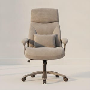 Peut inclure: Une chaise de bureau à dossier haut recouverte d'un tissu gris clair, comprenant un coussin lombaire rectangulaire assorti, des accoudoirs rembourrés, un levier de réglage central et une base à cinq branches avec des roulettes.